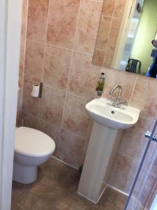 Glasgow House tesisinde bir banyo