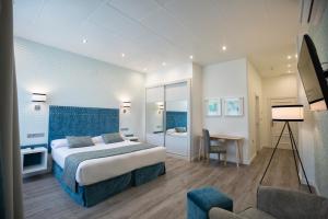 una habitación de hotel con una cama y un escritorio en Hotel Santa Cruz, en Cangas de Onís