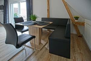 uma sala de jantar com mesa e cadeiras em Ostseeferienhaus oberes Apartment em Mönkebude