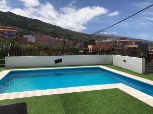 a swimming pool in the backyard of a house at Casa Los Mansino in La Victoria de Acentejo