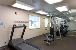 une salle de sport avec des tapis de course et un tapis de course dans l'établissement Shilo Inn Suites Warrenton, à Warrenton