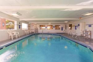Bazén v ubytování Shilo Inn Suites Warrenton nebo v jeho okolí