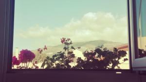 トラーパニにあるIl Nostro Soleの山の景色を望む窓