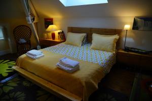 コインブラにあるAdore Portugal Coimbra Guest Houseのベッドルーム1室(タオル付)
