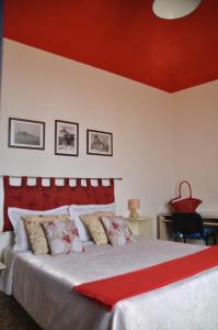 sypialnia z dużym łóżkiem i czerwonym sufitem w obiekcie Appartamentino Pomelia w mieście Erice