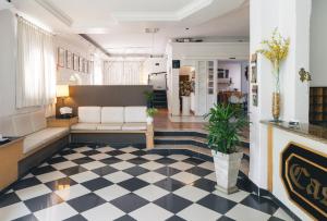 a living room with a couch and a checkered floor at Hotel Casablanca in Campinas