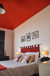 エーリチェにあるAppartamentino Pomeliaの赤い天井のベッドルーム1室、ベッド1台(枕付)