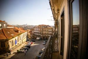 una vista da una finestra di una strada cittadina con auto di Historical Porto Studios a Porto