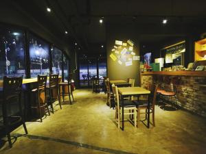 a restaurant with tables and chairs and a bar at James Blue Hostel in Sokcho