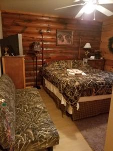 um quarto com uma cama e uma cadeira em The Old Tioga Inn Bed and Breakfast em Fairmount Springs