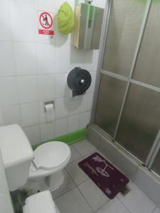Um banheiro em Hostal Arenas del Mar