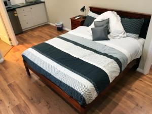 łóżko z dwoma poduszkami w sypialni w obiekcie Ruby Rose w mieście Simpson