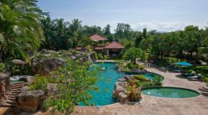 una vista aérea de una piscina en un complejo en Royale Chulan Seremban, en Seremban