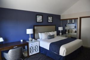 Katil atau katil-katil dalam bilik di Bodega Coast Inn and Suites