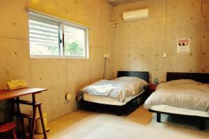 石垣島にある石垣島れと宿の窓付きの部屋(ベッド2台付)