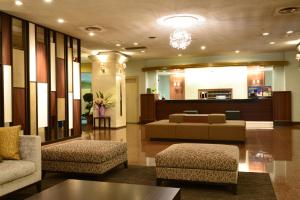 una hall con divano e sedie in un edificio di Hotel Sunroute Sano a Sano