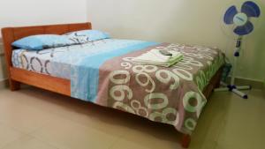 Bett in einem Krankenhauszimmer mit in der Unterkunft Hospedaje Mas in Tarapoto