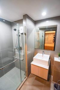 Et badeværelse på Centrio nearby Central Phuket + 24 billeder