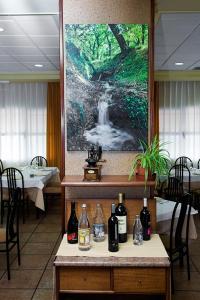 - un restaurant avec des bouteilles de vin sur une table dans l'établissement Hotel La Piqueta, à Benasal