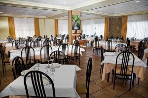 una sala da pranzo con tavoli e sedie di Hotel La Piqueta a Benasal