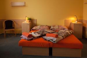 Posteľ alebo postele v izbe v ubytovaní Apartmány REKO Kadaň