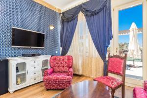TV a/nebo společenská místnost v ubytování Villas Arbia - Margita Beach hotel