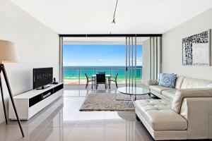 uma sala de estar com vista para o oceano em ULTIQA Air On Broadbeach em Gold Coast