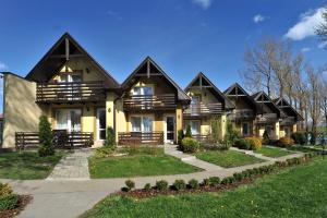 une grande maison avec un toit noir dans l'établissement APLEND Villas Tatry Holiday, à Veľký Slavkov