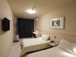 Habitación de hotel con 2 camas y TV en Jinjiang Inn - Beijing Anzhenli, en Beijing