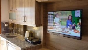 TV a/nebo společenská místnost v ubytování Street61 Apart Hotel