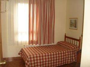 Postel nebo postele na pokoji v ubytování Hostal Millán