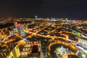 Blick auf die Stadt in der Nacht mit Lichtern in der Unterkunft Swiss-Garden Hotel Melaka in Malakka
