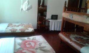 Letto o letti in una camera di Skyway Hotel