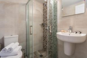 ein Bad mit einem WC, einem Waschbecken und einer Dusche in der Unterkunft Hotel Akti in Skiathos-Stadt