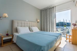 Postel nebo postele na pokoji v ubytování Hotel Akti