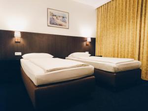 2 Betten in einem Hotelzimmer mit in der Unterkunft Aparthotel VEGA in Berlin