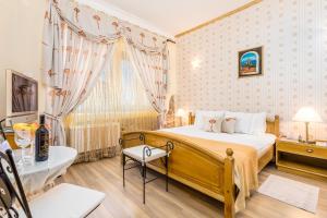 ein Schlafzimmer mit einem Bett und einer Badewanne in einem Zimmer in der Unterkunft Villas Arbia - Margita Beach hotel in Rab