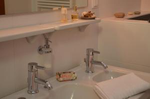 lavabo con 2 grifos y espejo en Atelier, en Kassel