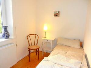 1 dormitorio con cama, silla y escritorio en Atelier en Kassel