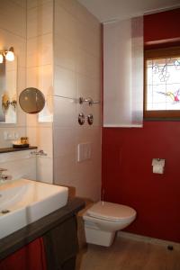 Bilik mandi di Landhaus Vogelweide - 2 Zimmer mit Balkon +14 gambar