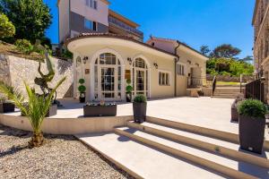 Vonkajšia záhrada v ubytovaní Villas Arbia - Margita Beach hotel