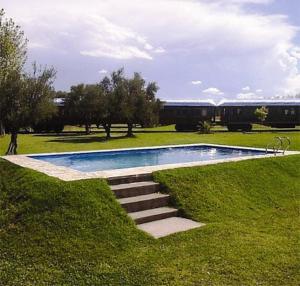 una piscina in un campo con scale intorno di El Viejo Vagon 1908 a San Rafael