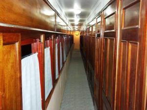 una fila di bancarelle di legno in uno spogliatoio di El Viejo Vagon 1908 a San Rafael