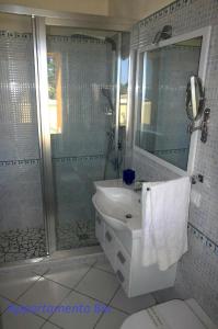 Um banheiro em Villa Oblò