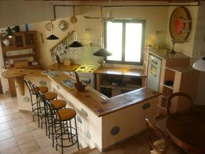 A kitchen or kitchenette at The Place by the Sun