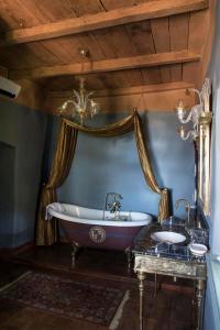 een badkamer met een bad en 2 wastafels. bij Chateau de Canac in Rodez