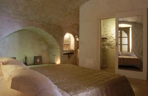 A bed or beds in a room at Dimore Santagaeta