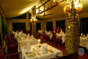 Reštaurácia alebo iné gastronomické zariadenie v ubytovaní Mbuzi Mawe Serena Camp