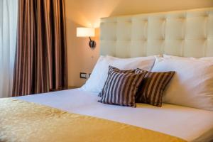 Postel nebo postele na pokoji v ubytování Villas Arbia - Margita Deluxe Beach Hotel