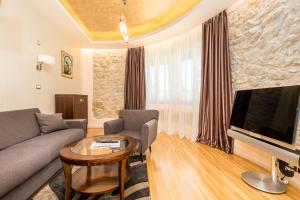 TV a/nebo společenská místnost v ubytování Villas Arbia - Margita Deluxe Beach Hotel